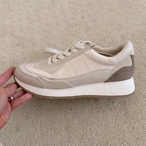 Universal thread tennis shoes-like new!